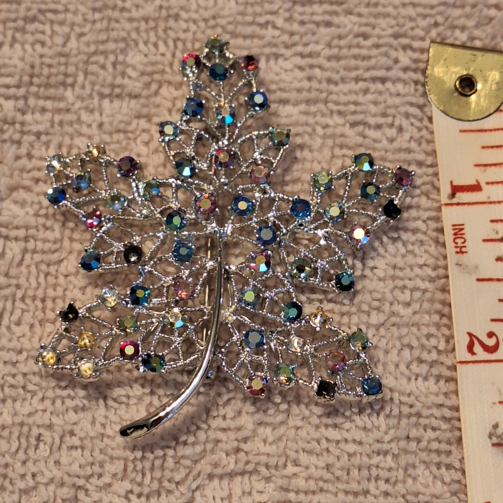 Elegant Silver Leaf Brooch with Multicolor Crystals - Picture 4 of 9